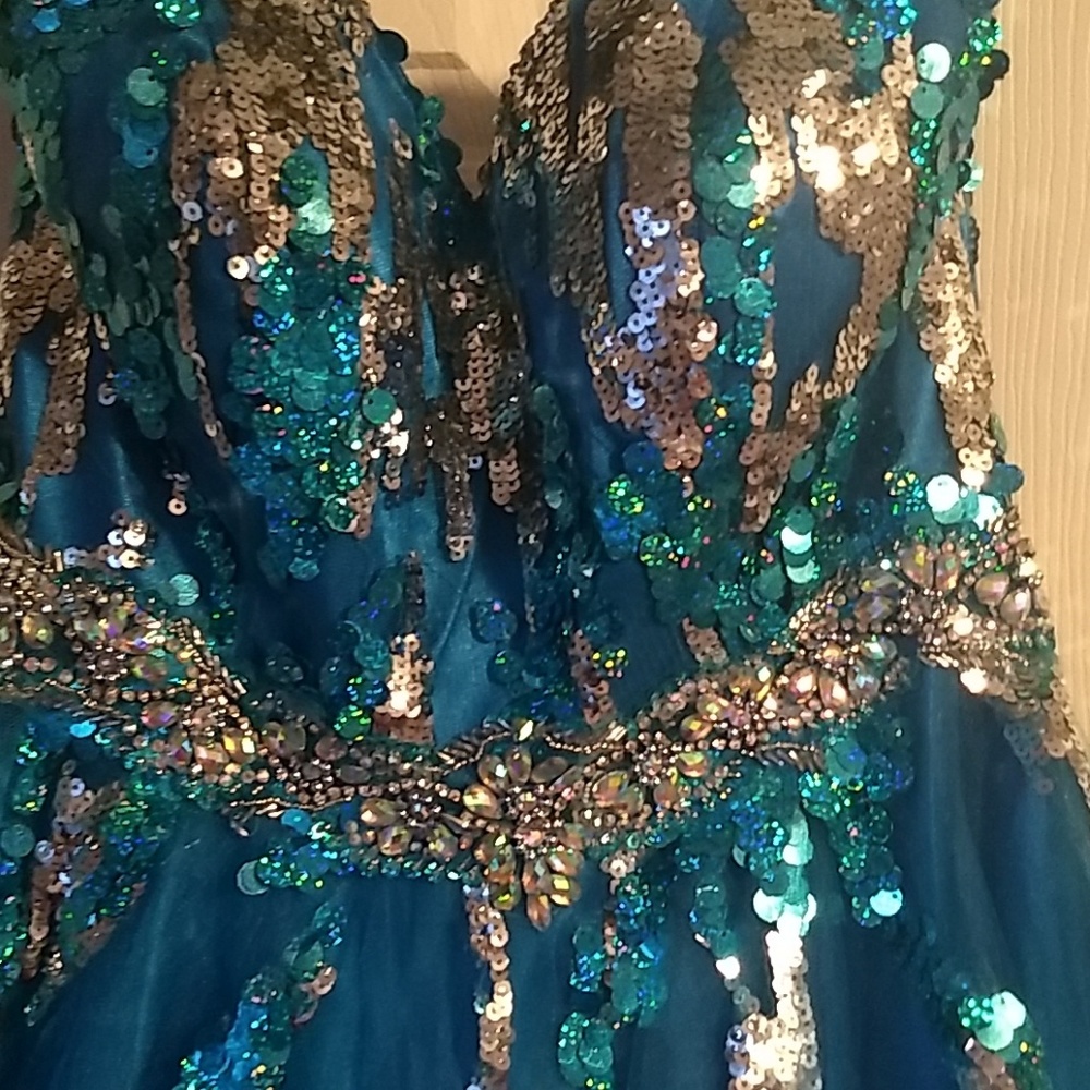 Dress - Picture 4 of 8